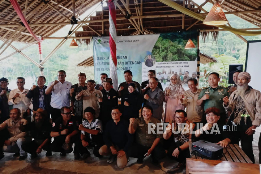 Forum Penyelamat Hutan Jawa (FPHJ)menggelar sarasehan Penyelamatan Hutan Jawa di Bandung, Rabu(22/10/25).