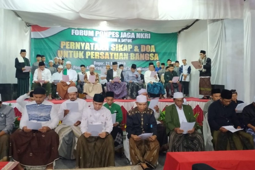 Forum Ponpes menyampaikan sikap terkait pilpres di Ponpes Tansyitul Muta'allimin, Bogor, Jawa Barat Selasa (21/5).