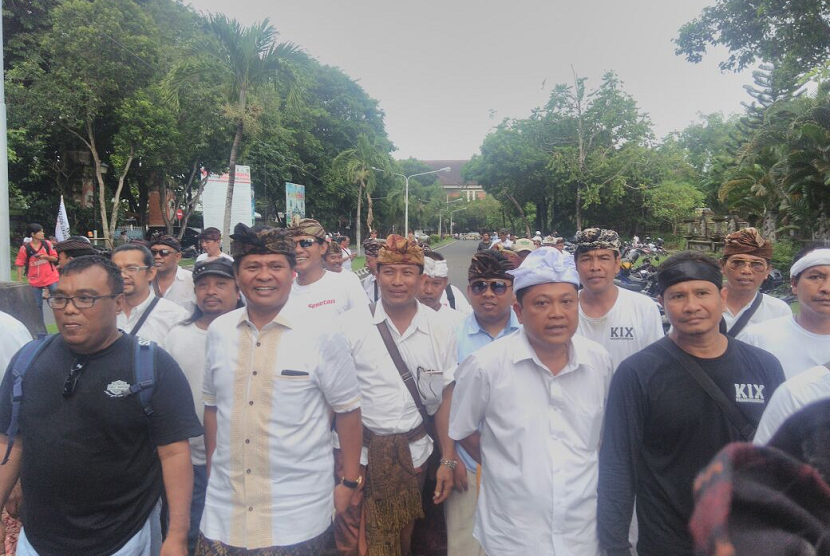 Forum Rakyat Bali (ForBali) salah satu yang mengikuti aksi Tolak Reklamasi Teluk Benoa menolak kehadiran salah satu pasangan calon gubernur dan wakil gubernur Bali yang datang ke lokasi. 