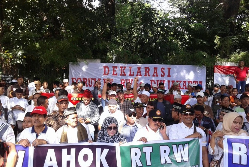 Forum RT dan RW se-DKI Jakarta menggelar aksi demo di Tugu Proklamasi, Jakarta, Jumat (10/6), menuntut dan menolak sejumlah kebijakan Gubernur DKI Jakarta, Basuki Tjahaja Purnama.