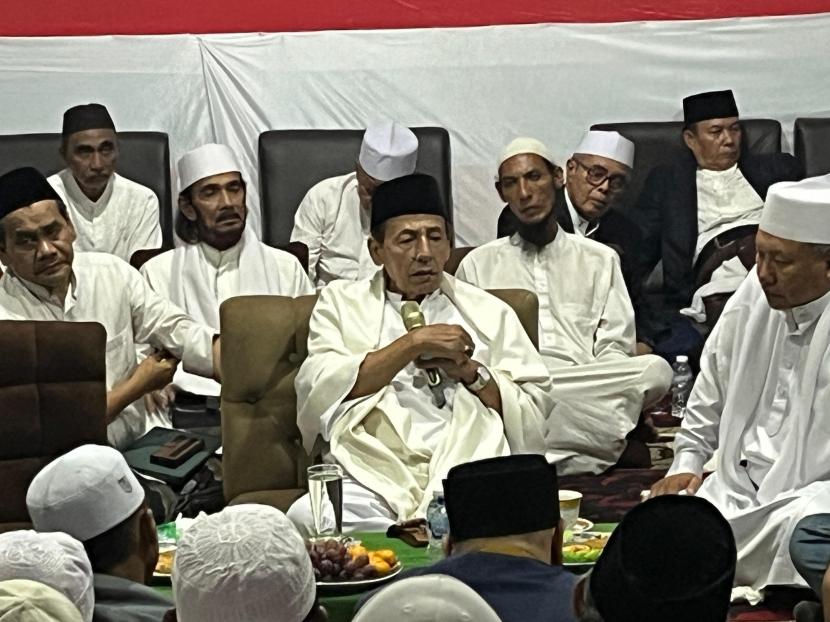 Habib Luthfi bin Yahya (tengah) dalam sebuah acara silaturahim dengan 200 ulama dan habib se-Bogor Raya.