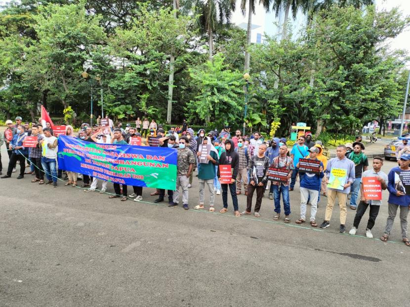 Forum Solidaritas Mahasiswa dan Pemuda Peduli Pembangunan di Tanah Papua menggelar aksi damai di Patung Kuda dan Gedung DPR/MPR, Jakarta Pusat, Selasa (7/6/2022). 