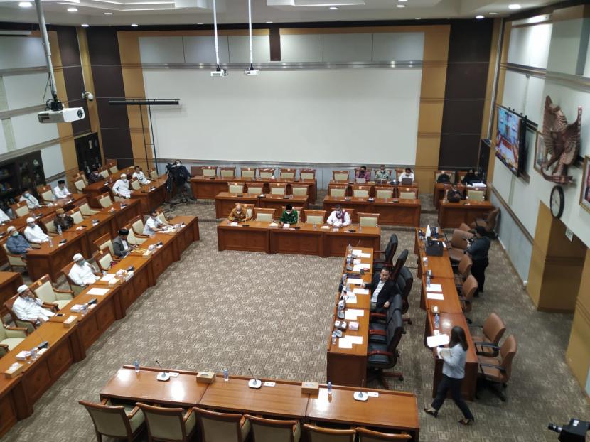 Forum Ulama dan Habib se-Jawa Tengah Ahli Sunnah Waljamaah hadir dalam rapat dengar pendapat umum dengan Komisi III DPR RI di Kompleks Parlemen Senayan, Jakarta, Senin (6/12). 