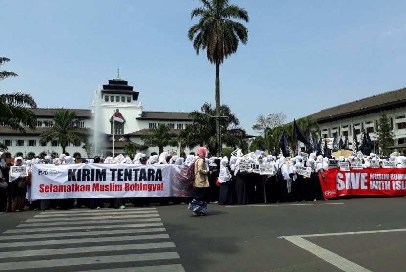 Forum Ulama dan Tokoh Jawa Barat menggelar aksi unjuk rasa bersama ribuan warga Jawa Barat di halaman Gedung Sate, Jalan Diponegoro, Kota Bandung, Senin (4/9).