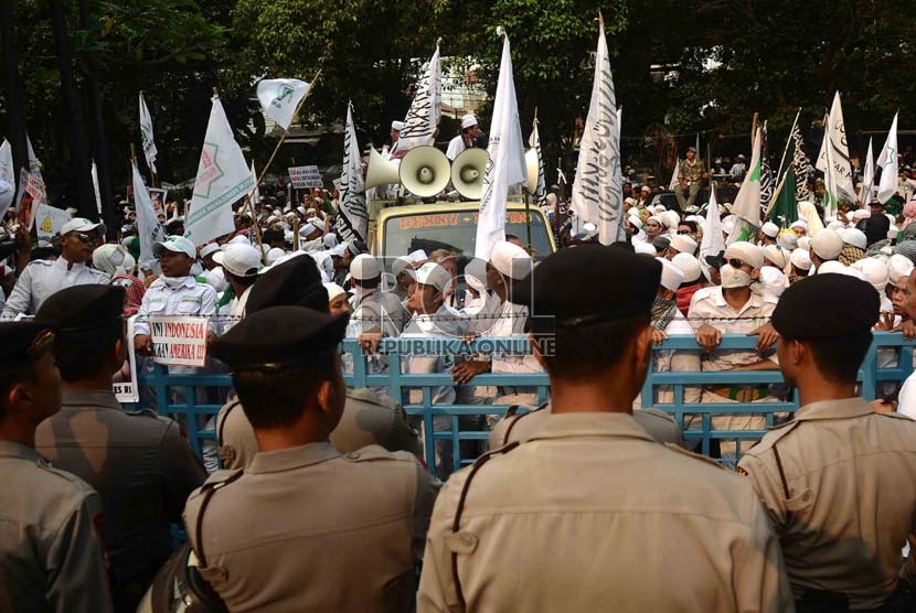  Forum Umat Islam menggelar aksi unjuk rasa menolak Miss World di depan Gedung Media Nusantara Citra (MNC), Jakarta, Jumat (6/9).  (Republika/Agung Supriyanto)