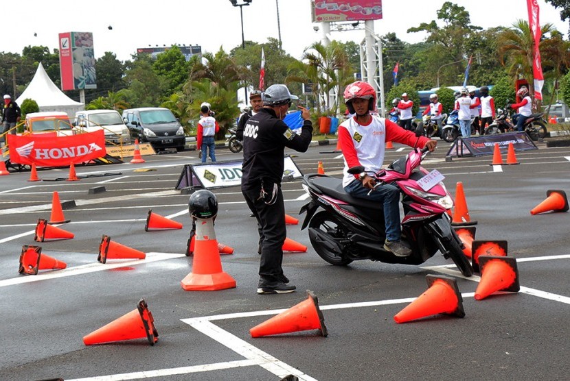 Forum Wartawan Otomotif Indonesia (Forwot) menggelar Road Safety Campaign 2016 berupa pelatihan keselamatan berkendara di Bogor, Ahad (18/12).