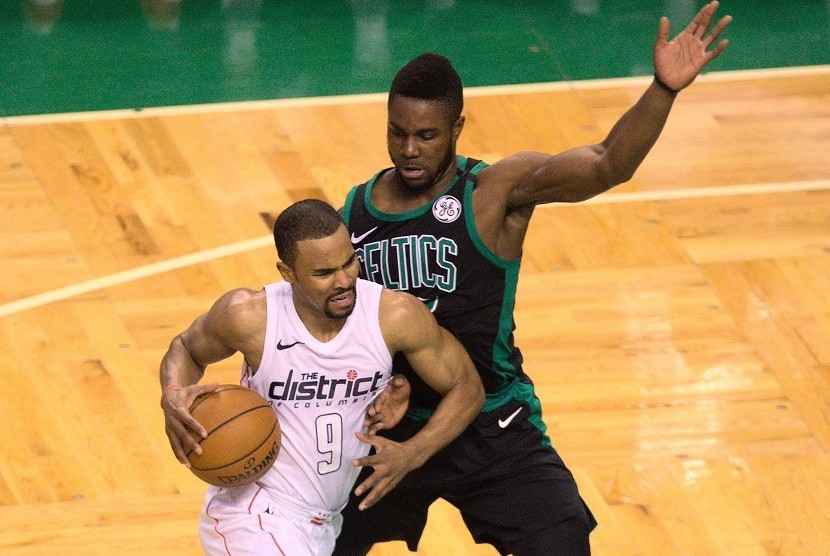Forward Boston Celtics, Guerschon Yabusele (kanan) menjaga pergerakan guard Washington Wizards, Ramon Sessions (kiri) 