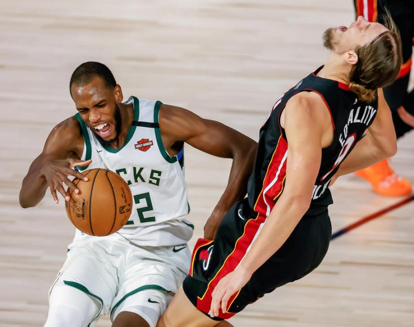 Forward Boston Celtics Khris Middleton (kiri) diadang forward Miami Heat Kelly Olynyk dalam laga kelima semifinal Wilayah Timur NBA, Rabu (9/9).