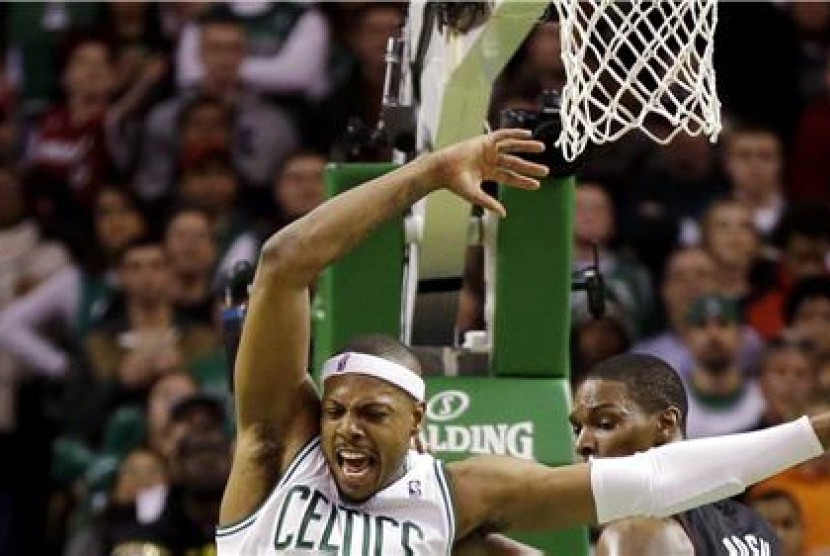 Forward Boston Celtics, Paul Pierce, meluapkan emosi setelah kehilangan bola dalam sebuah laga NBA. 