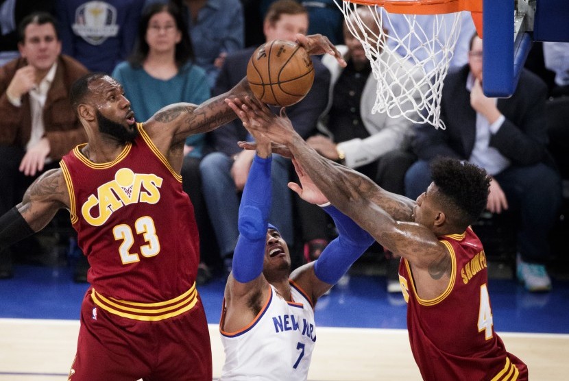 Forward Cleveland Cavaliers, LeBron James (kiri) mencoba mempertahankan bola pada laga NBA lawan New York Knicks di Madison Square Garden, pada Desmber 2016. Kedua tim akan kembali bertanding pada Jumat (24/2).