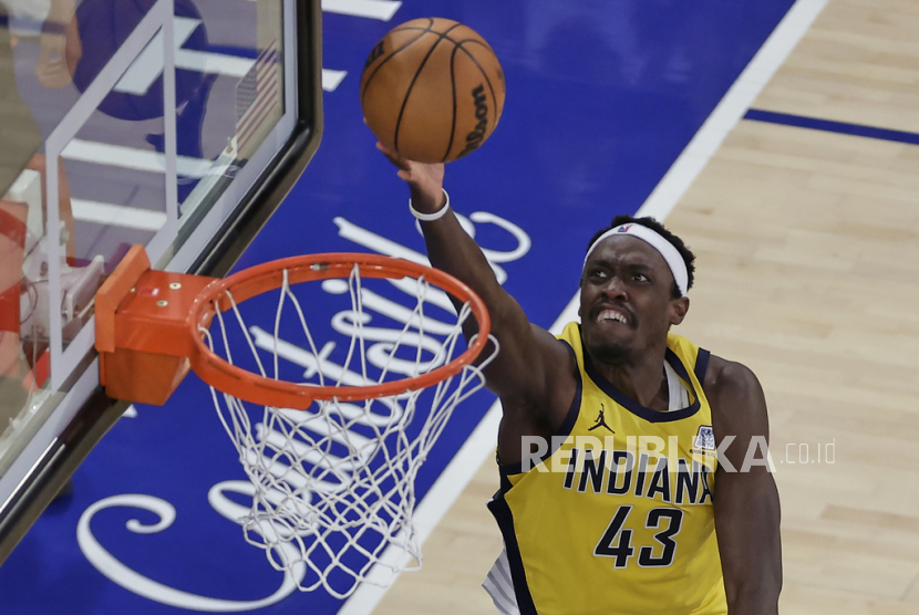 Forward Indiana Pacers Pascal Siakam (43) melakukan lay up melawan New York Knicks pada gim kedua final Wilayah Timur NBA, Sabtu 24 Mei 2025 pagi WIB, di New York. 