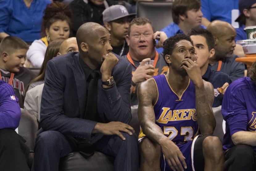 Forward Los Angeles Lakers, Kobe Bryant (kiri) dan rekannya guard Louis Williams (23) hanya bisa terdiam di bangku cadangan saat menyaksikan timnya menelan kekalahan dari Oklahoma City Thunder dalam laga NBA di Oklahoma City, Sabtu (19/12). 