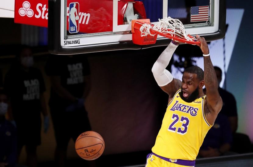 Forward Los Angeles Lakers LeBron James dalam pertandingan final Wilayah Barat NBA menghadapi Denver Nuggets.