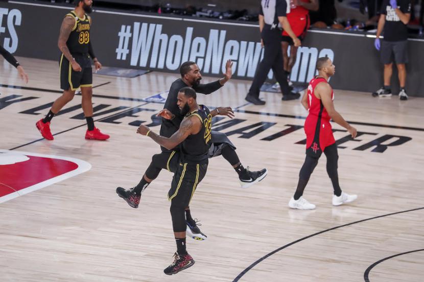 Forward Los Angeles Lakers LeBron James (kanan) berselebrasi dengan rekannya JR Smith setelah ia membuat dunk melawan Houston Rockets pada gim kedua semifinal WIlayah Barat NBA di ESPN Wide World of Sports Complex, Kissimmee, Florida, AS, Senin (7/9) dini hari WIB. Lakers menang 117-109 dan menyamakan kedudukan 1-1. 