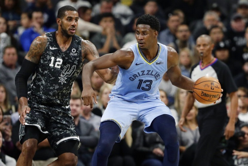 Forward Memphis Grizzlies Jaren Jackson Jr membawa bola.