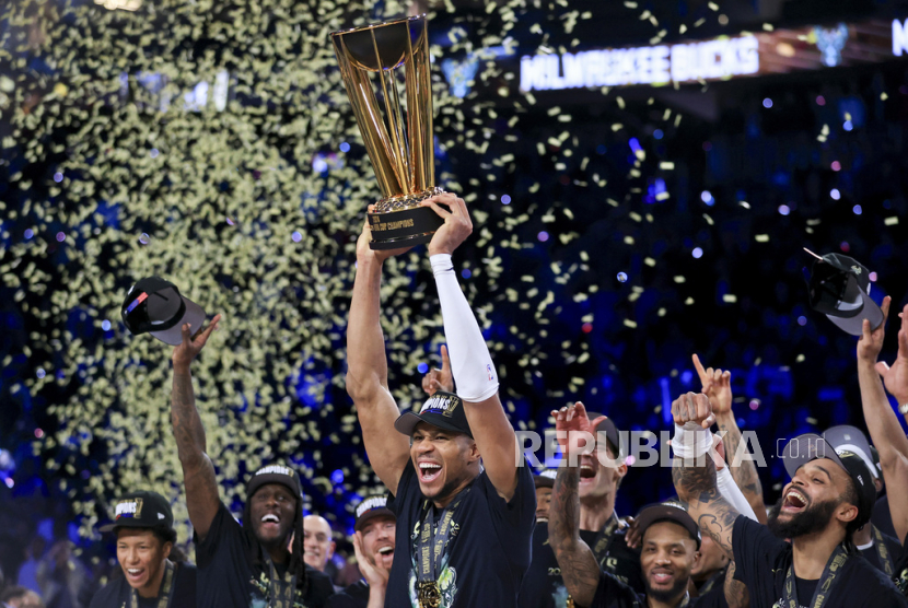 Forward Milwaukee Bucks Giannis Antetokounmpo (34) berteriak sambil mengangkat trofi NBA Cup 2024 setelah kemenangan timnya dalam pertandingan turnamen bola basket NBA Cup melawan Oklahoma City Thunder, Selasa, 17 Desember 2024 waktu setempat, di Las Vegas.