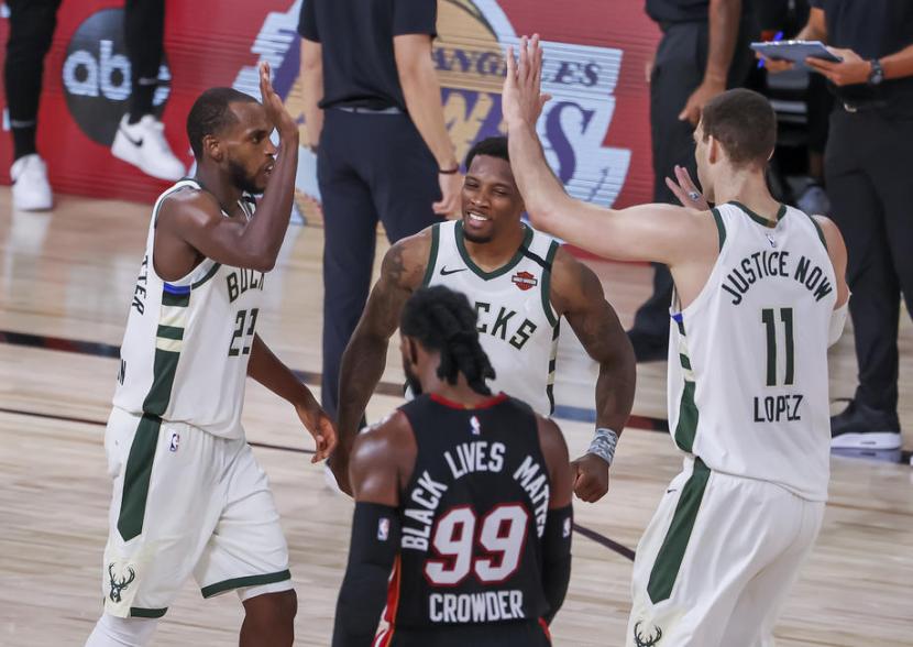 Forward Milwaukee Bucks, Khris Middleton (kiri) berselebrasi bersama rekannya setelah memasukkan tembakan tiga angka melawan Milwaukee Bucks dalam laga keempat semifinal Wilayah Timur play-off NBA.