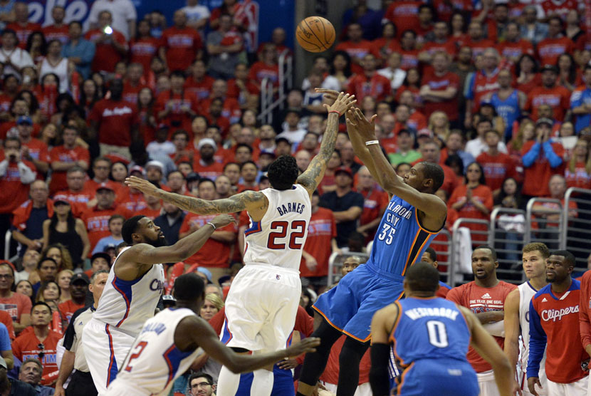 Forward Oklahoma City Thunder, Kevin Durant (kanan), melepaskan tembakan saat menghadapi Los Angeles Clippers dalam laga playoff NBA. 