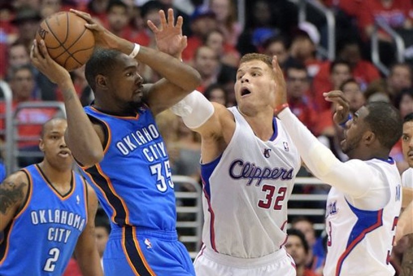 Forward Oklahoma City Thunder, Kevin Durrant (kiri) dalam laga semifinal playoff NBA melawan LA Clippers.