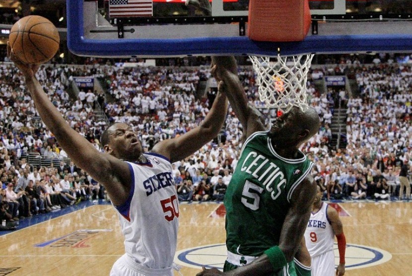 Forward Philadelphia 76ers, Lavoy Allen (50) dihalangi  forward Boston Celtics Kevin Garnett (5) dalam gim keempat semifinal playoff wilayah timur. 76ers menang 92-83.