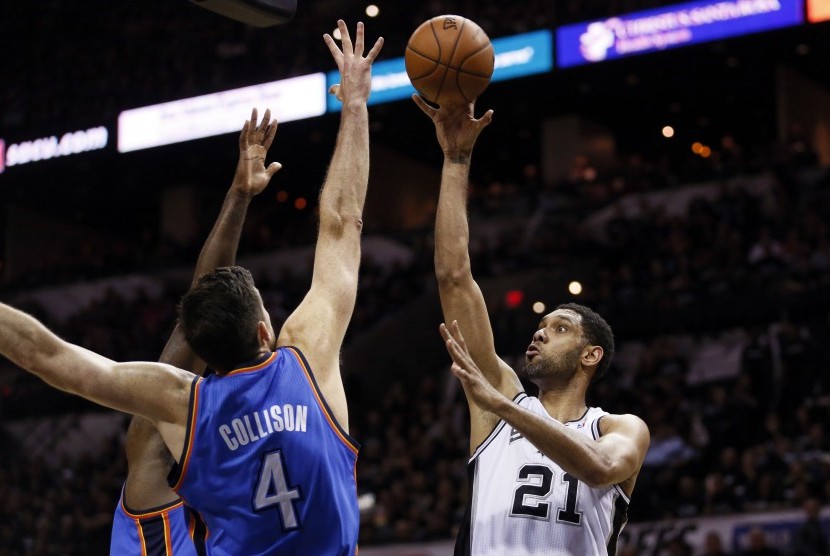Forward San Antonio Spurs, Tim Duncan (kanan), melepaskan tembakan saat menghadapi Oklahoma City Thunder di laga final Wilayah Barat babak playoff NBA pada Senin (19/5). 