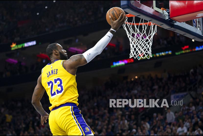 Forward Tim Los Angeles Lakers LeBron James melakukan lay up shooting ke ring lawan.