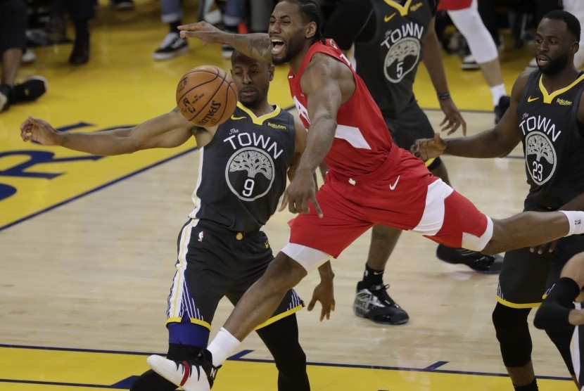 Forward Toronto Raptors, Kawhi Leonard (dua kiri), berusaha mengamankan bola saat menghadapi kepungan pemain Golden State Warriors dalam laga keempat final NBA di Oracle Arena, Oakland, California, Jumat (7/6).