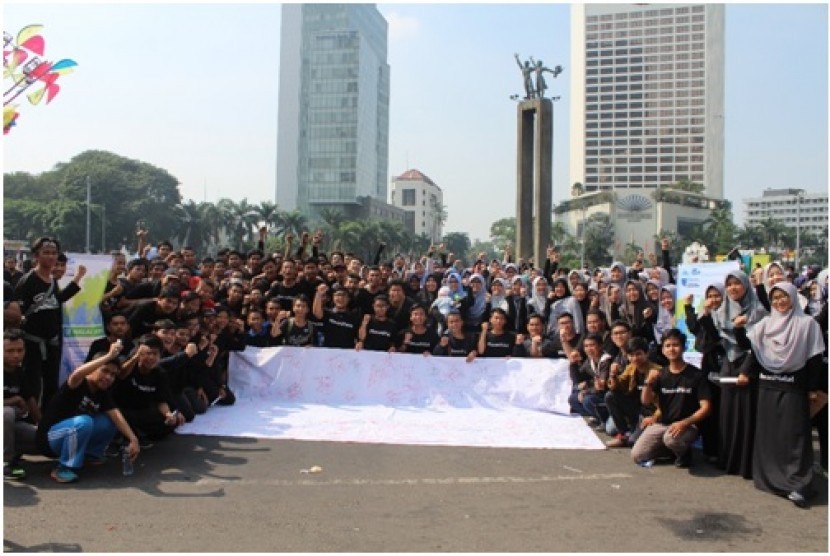 FoSSEI me ngampanyekan ekonomi syariah kepada masyarakat di acara car free day (CFD) Jakarta, Ahad (13/5).