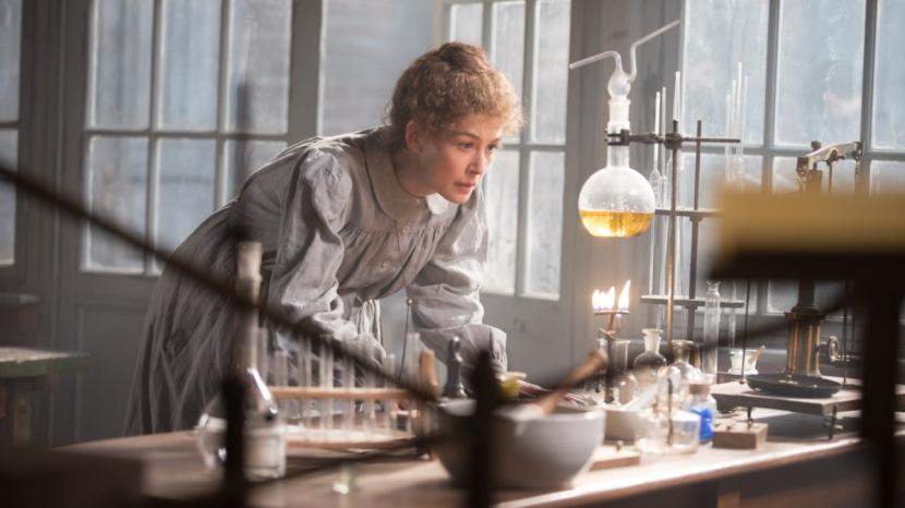 Aktris Rosamund Pike berperan sebagai Marie Curie dalam film Radioactive. 