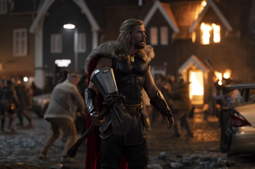 Foto adegan film Thor: Love and Thunder. Chris Hemsworth sudah 10 tahun menjalani perannya sebagai Thor.
