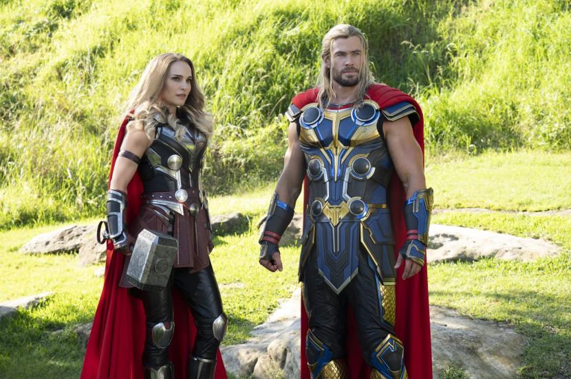 Foto adegan film Thor: Love and Thunder. Thor (Chris Hemsworth) dikisahkan kembali bertemu dengan Jane Foster (Natalie Portman), mantan kekasihnya, yang kini menjadi The Mighty Thor. Mjolnir, senjata kesayangan Thor, kini dimiliki oleh The Mighty Thor.
