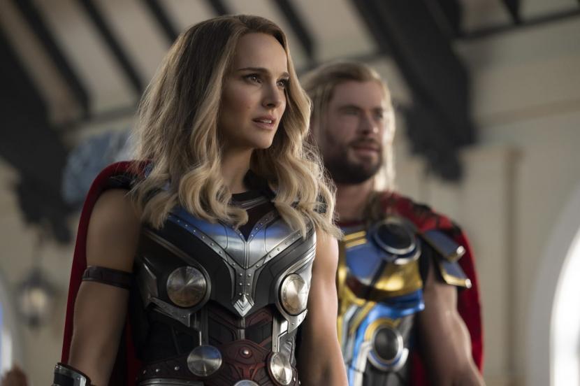 Natalie Portman (kiri) yang memerankan The Mighty Thor alias Jane Foster beradu peran dengan Chris Hemsworth sebagai Thor di film Thor: Love and Thunder.