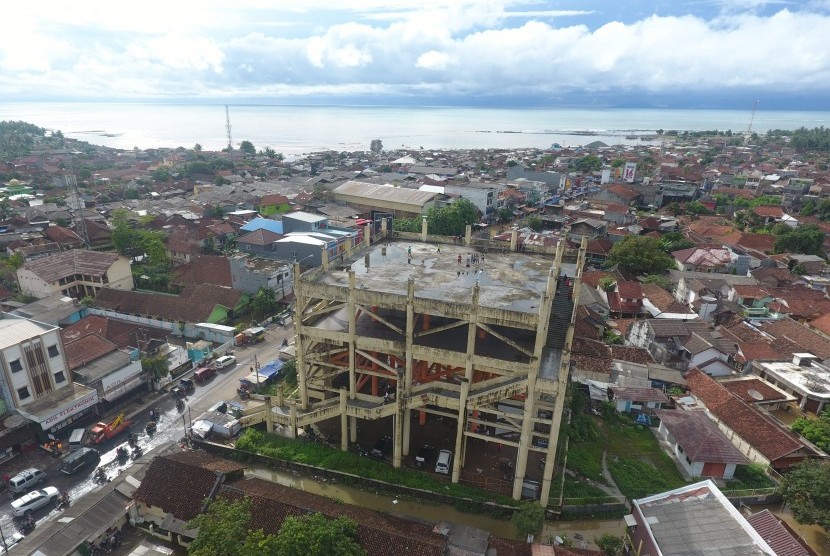 Foto aerial bangunan shelter tsunami Labuan, Pandeglang, Banten, Rabu (26/12/2018). 