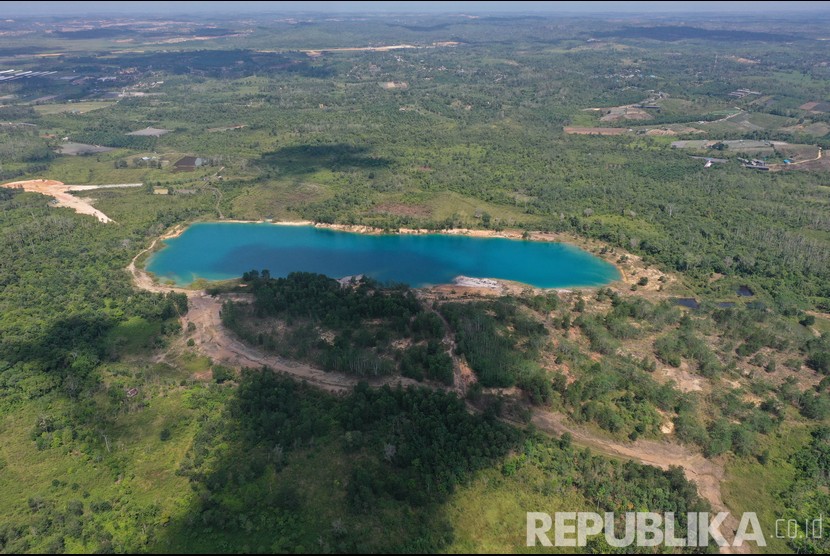 Foto aerial bekas tambang batu bara. ilustrasi