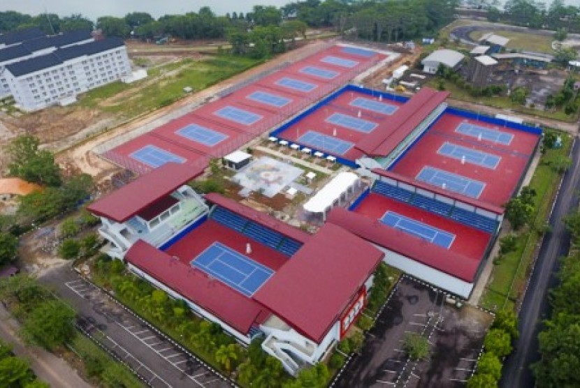 Foto aerial delapan lapangan tenis tambahan di Kompleks Jakabaring City (JSC) Palembang, Sumatra Selatan.  