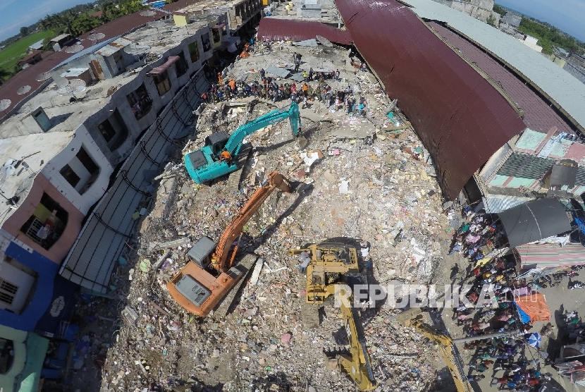  Foto aerial evakuasi di reruntuhan ruko di Pasar Meureudu, Pidie Jaya, NAD, Kamis (8/12).