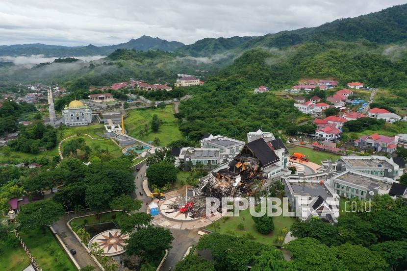 Foto aerial Gedung Kantor Gubernur Sulawesi Barat yang rusak akibat gempa bumi magnitudo 6,2 di Mamuju, Sulawesi Barat, Sabtu (16/1/2021). 