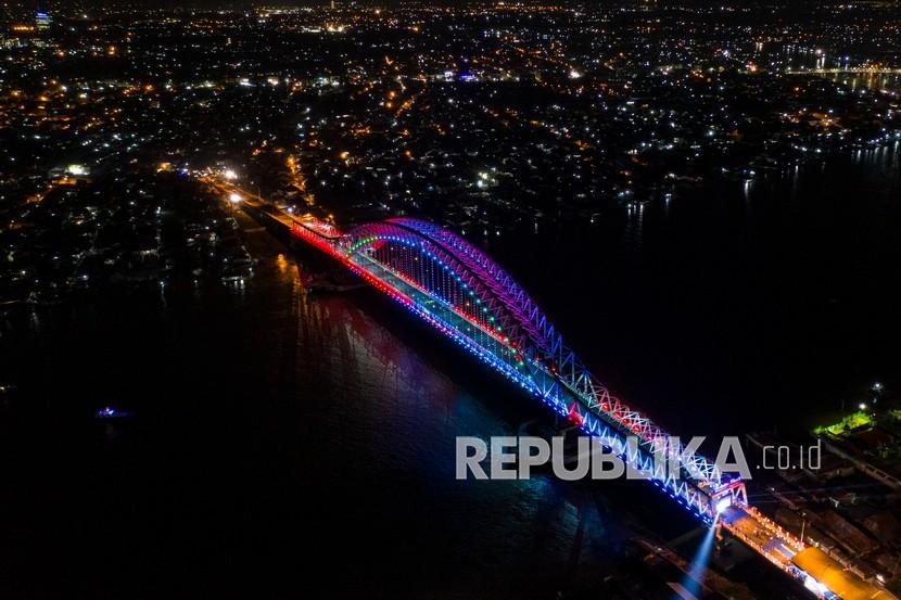 Foto aerial jembatan Musi VI Palembang, Sumatera Selatan, Rabu (30/12/2020). Jembatan musi VI yang memiliki panjang 925 meter dan dihiasi 1.527 lampu tersebut diresmikan oleh Gubernur Sumatera Selatan Herman Deru.