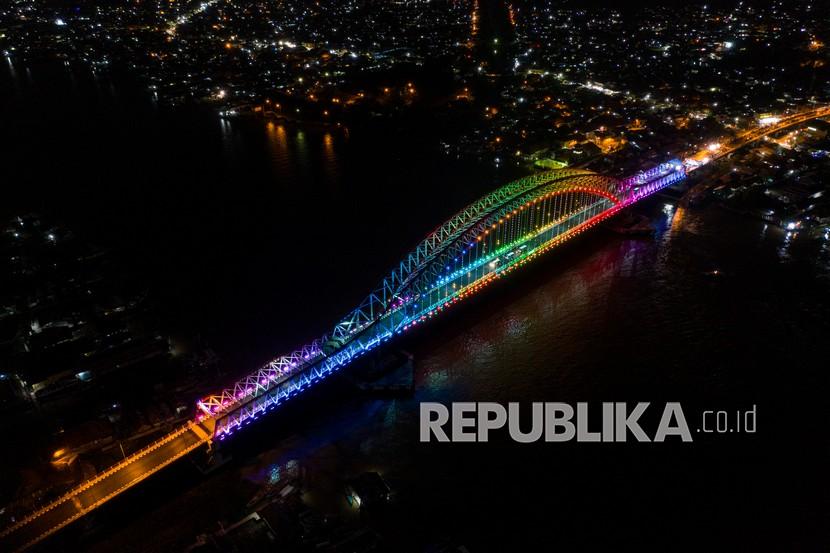 Foto aerial jembatan Musi VI Palembang, Sumatera Selatan, Rabu (30/12/2020). Jembatan musi VI yang memiliki panjang 925 meter dan dihiasi 1.527 lampu tersebut diresmikan oleh Gubernur Sumatera Selatan Herman Deru. 