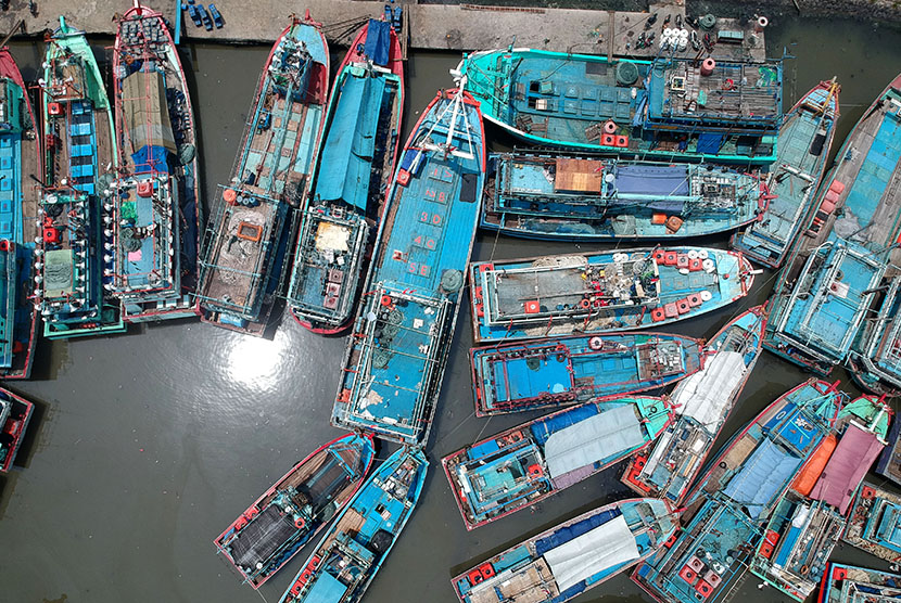 Foto aerial kapal nelayan bersandar di pelabuhan perikanan. ilustrasi (Antara/Oky Lukmansyah)
