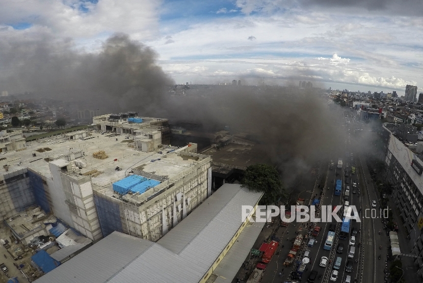 Foto aerial kebakaran yang melanda Pasar Senen, Jakarta Pusat, Kamis (19/1). 