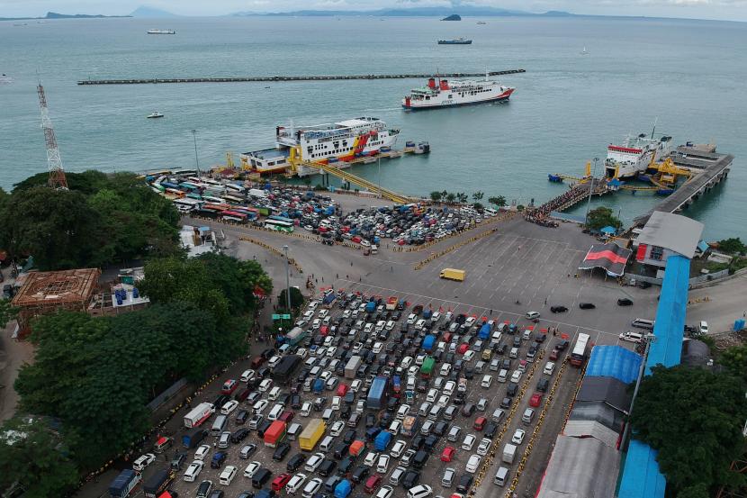 Foto aerial kendaraan pemudik saat menunggu antrean bongkar muat kapal di Pelabuhan Merak, Banten, Sabtu (30/4/2022). 