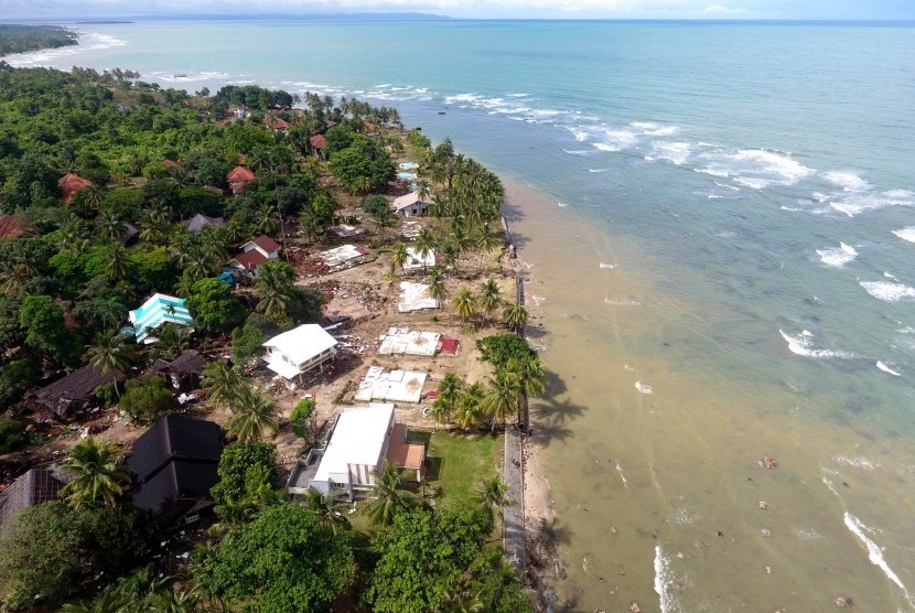 Foto aerial kerusakan akibat Tsunami di kawasan Carita, Banten, Senin (24/12/2018). 