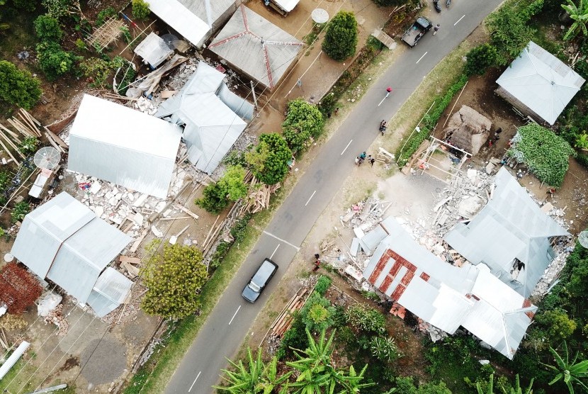 Foto aerial kerusakan bangunan akibat gempa bumi di Desa Sajang, Lombok Timur, NTB, Senin (30/7). Gempa bumi berkekuatan 6,4 pada skala richter Ahad (29/7).