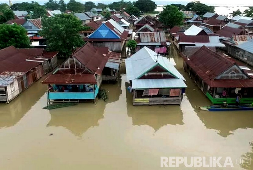 Foto aerial kondisi banjir yang terjadi di Kecamatan Tempe, Kabupaten Wajo, Sulawesi Selatan, Selasa (11/6/2019).