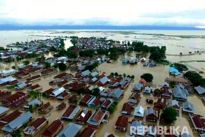 Foto aerial kondisi banjir yang terjadi di Kecamatan Tempe, Kabupaten Wajo, Sulawesi Selatan.