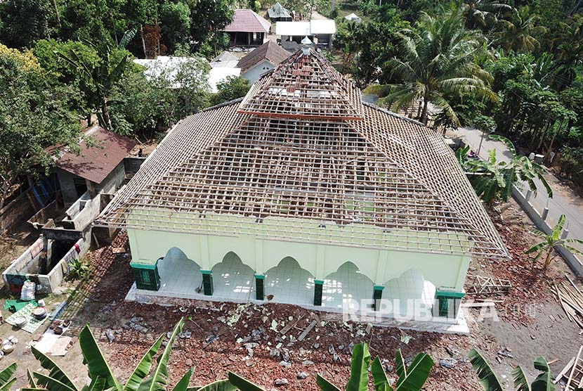 Foto aerial Masjid yang rusak parah akibat gempa di Desa Trengilut, Senaru, Lombok Utara, NTB, Rabu (1/8). Sejumlah rumah ibadah tidak dapat digunakan karena mengalami kerusakan akibat gempa bumi.