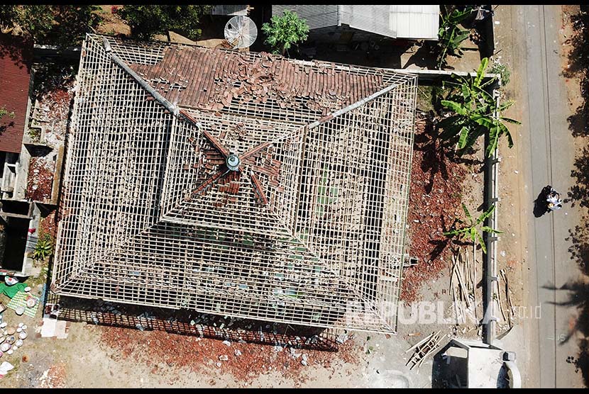 Foto aerial Masjid yang rusak parah akibat gempa di Desa Trengilut, Senaru, Lombok Utara, NTB, Rabu (1/8). Sejumlah rumah ibadah tidak dapat digunakan karena mengalami kerusakan akibat gempa bumi.