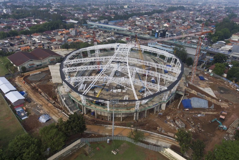 Foto aerial pembangunan arena balap sepeda (velodrome) di Rawamangun, Jakarta, Senin (9/10). 