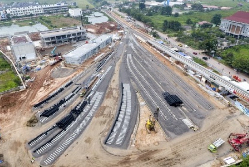 Foto aerial pembangunan depo kereta api ringan atau Light Rail Transit (LRT) di Jakabaring, Palembang, Sumatra Selatan. 13 Maret 2018. Depo merupakan bagian dari pembangunan LRT sepanjang 23,4 km, di mana saat ini progres pembangunan LRT tersebut telah mencapai 86,7 persen dan akan dilakukan uji coba pada April 2018. 